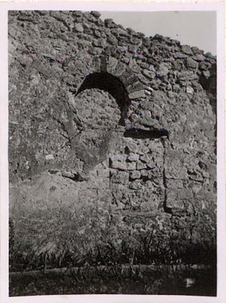 IX.1.7 Pompeii. Pre-1943. Circular window in east wall of garden area. Photo by Tatiana Warscher.
See Warscher, T. Codex Topographicus Pompeianus, IX.1. (1943), Swedish Institute, Rome. (no. 33), p. 52.