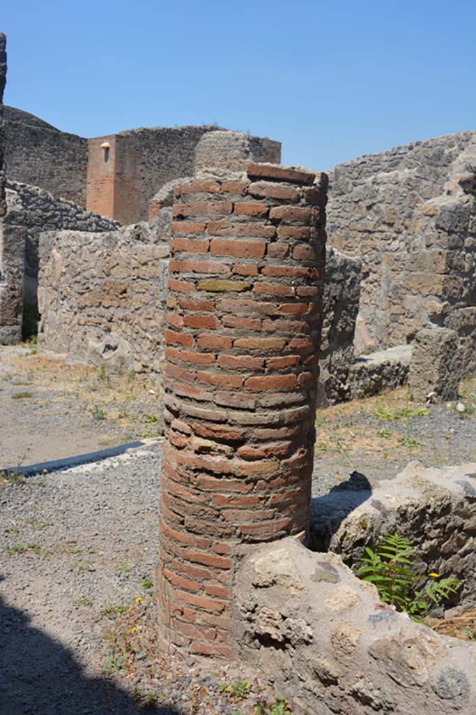 IX.1.12 Pompeii. July 2017. Masonry column in south-west corner of peristyle garden.
Foto Annette Haug, ERC Grant 681269 DÉCOR.

