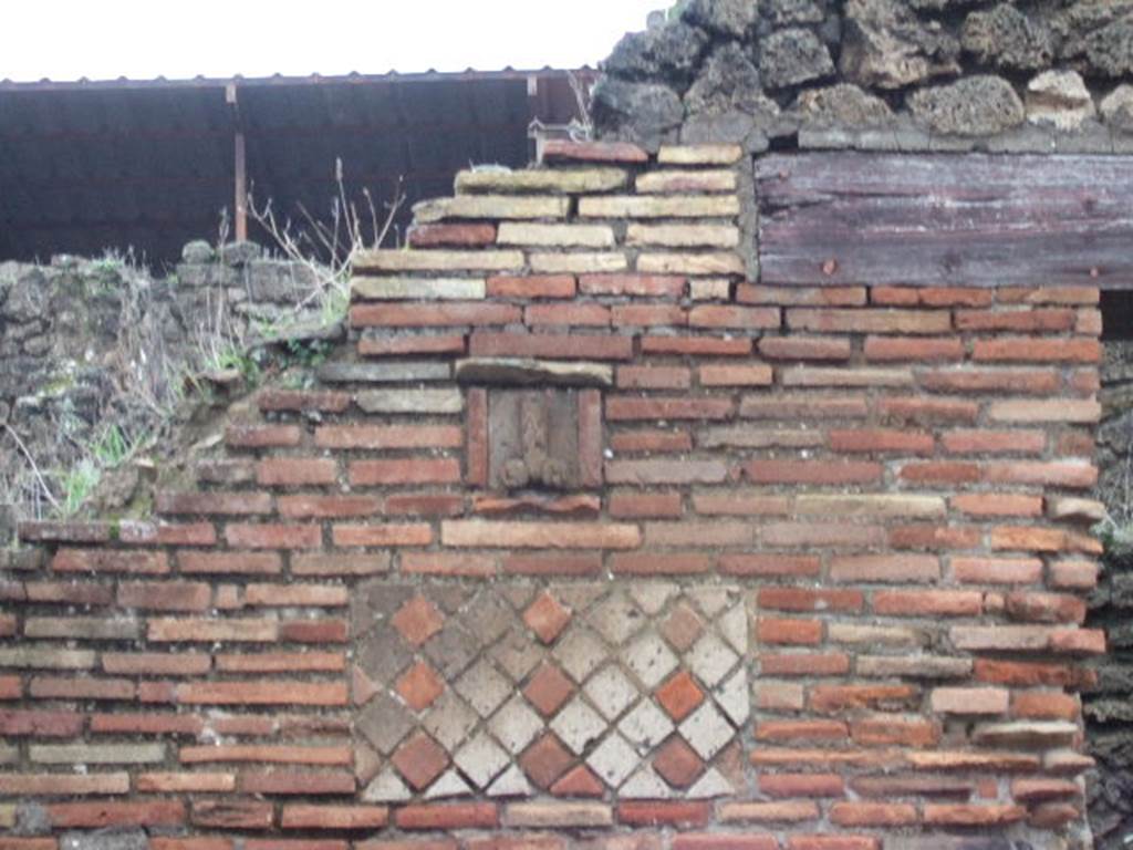 Plaque between IX.1.13 and IX.1.14 December 2005. Found in June 1853, under the plaque and written in red, was
Ubi  me  iuvat  asido    [CIL IV 950]

Also written on the pilaster was
Holconium
II v(irum)  i(ure)  d(icundo)  lignari(i)
[.......................................................]
Iuvenem egreg(ium)   [CIL IV 951]

Postumium
Popidium  aed(ilem)  cum
[�] rog(at)   [CIL IV 952]
See Pagano, M. and Prisciandaro, R., 2006. Studio sulle provenienze degli oggetti rinvenuti negli scavi borbonici del regno di Napoli. Naples : Nicola Longobardi. (p.168) 
