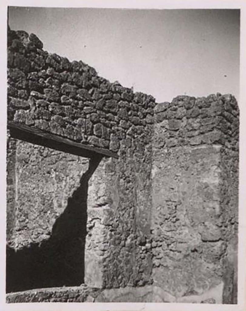 IX.1.18 Pompeii. Pre-1943. Photo by Tatiana Warscher.
According to Warscher � 
this is a photo of a large aperture between the yard (which used to be the atrium), and room, where the workers probably worked (which used to be the triclinium).
See Warscher, T. Codex Topographicus Pompeianus, IX.1. (1943), Swedish Institute, Rome. (no.68), p. 109.
