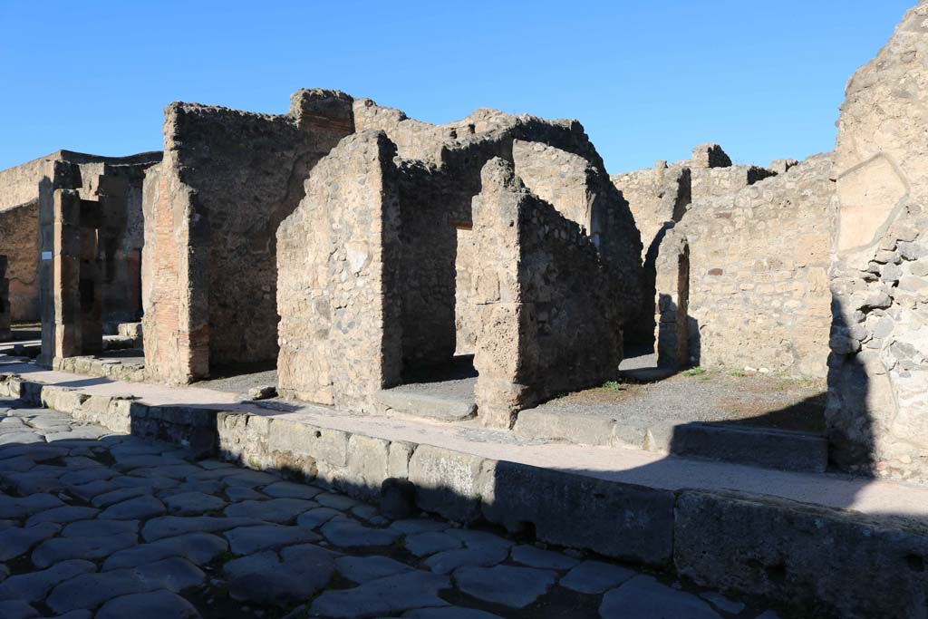 IX.1.19, Pompeii, on right. December 2018. 
Looking west along north side of Via dell�Abbondanza, towards junction with Via Stabiana, on left. Photo courtesy of Aude Durand.
