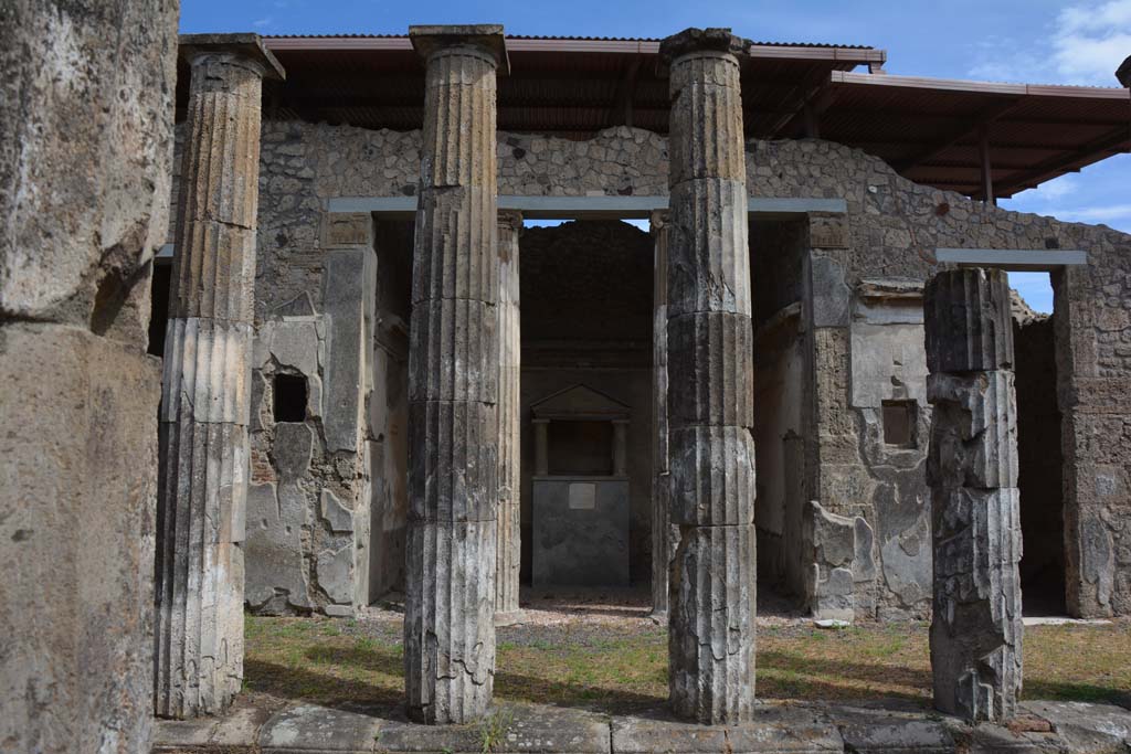 IX.1.20 Pompeii. September 2019. Room 2, looking east across impluvium in atrium towards east ala 6. 
Foto Annette Haug, ERC Grant 681269 DÉCOR


