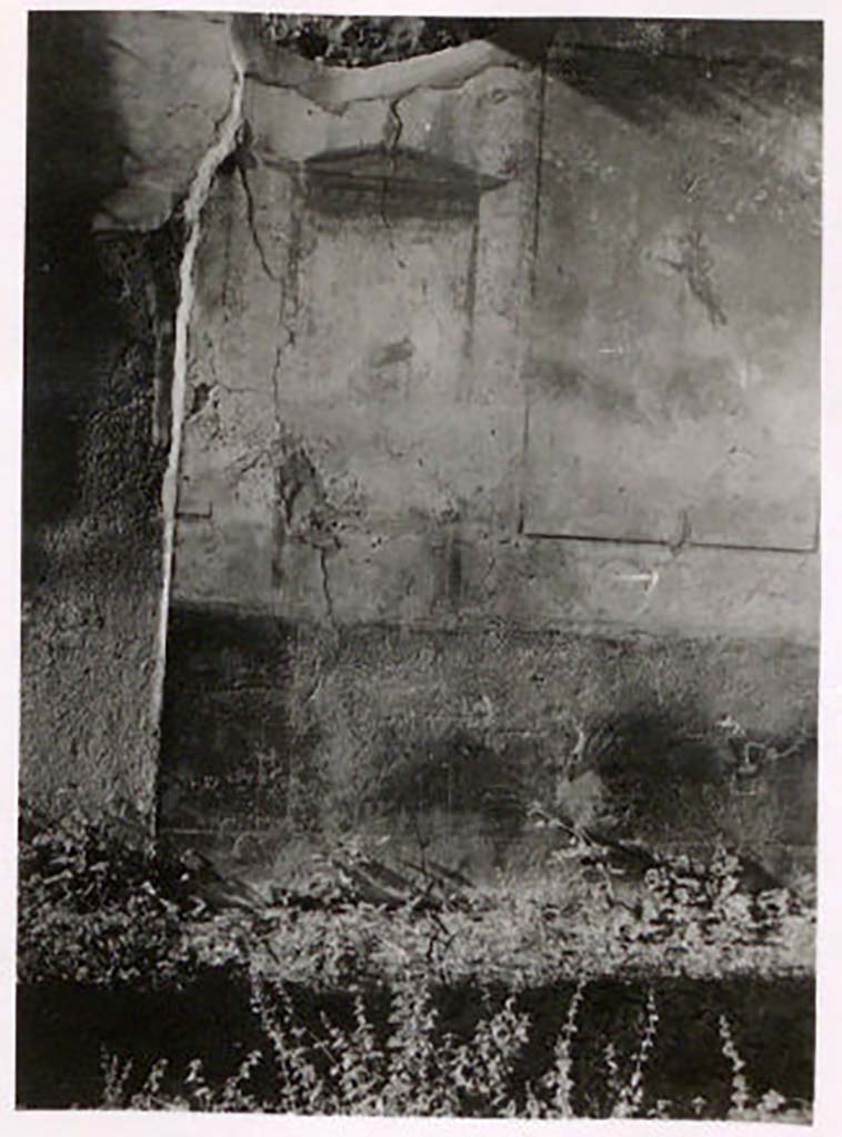 IX.1.20 Pompeii. Pre-1943. Room 6, wall painting on north wall of ala. Photo by Tatiana Warscher.
According to Warscher – “Nothing remains of the pictures on the east wall. Instead there are painted traces on the north wall: architectural motives, that is a trabeation in the centre, and Cupids in the side panels. These Cupids are omitted by Helbig.”
See Warscher, T. Codex Topographicus Pompeianus, IX.1. (1943), Swedish Institute, Rome. (no.90), p. 164.
