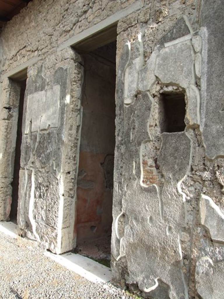 IX.1.20 Pompeii.  December 2007.  Doorway to Room 7  and window in atrium.