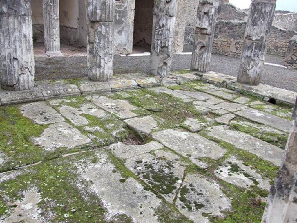 IX.1.20 Pompeii.  December 2007.  Room 2.  Atrium. Tufa columns and impluvium basin.