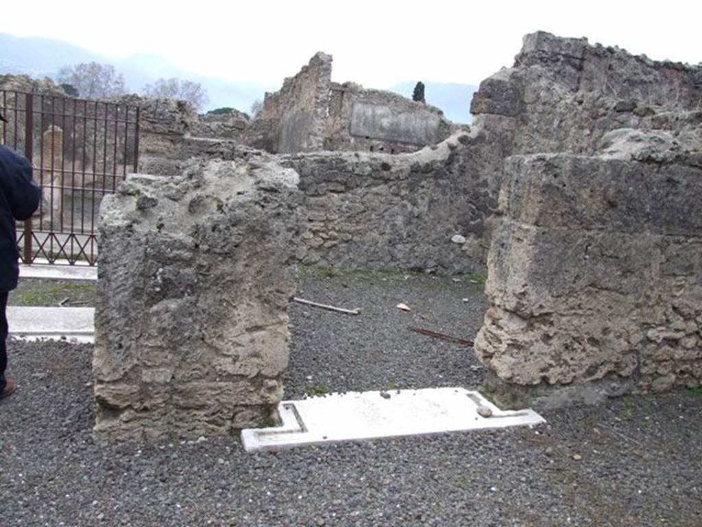 IX.1.20 Pompeii. December 2007. Doorway to room 21, on west side of entrance corridor.
