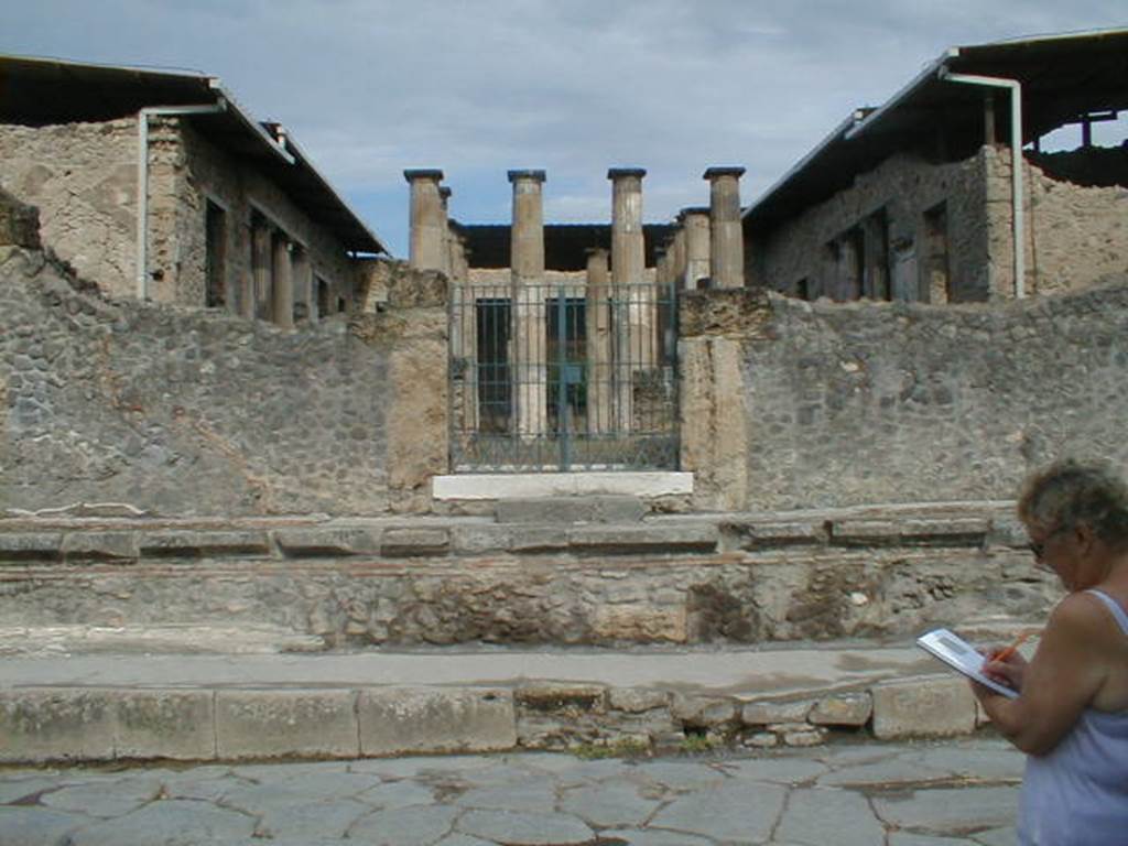 IX.1.20 Pompeii.  September 2004.  Entrance and podium.
For graffiti found on the wall between IX.1.19 and IX.1.20, see IX.1.19
