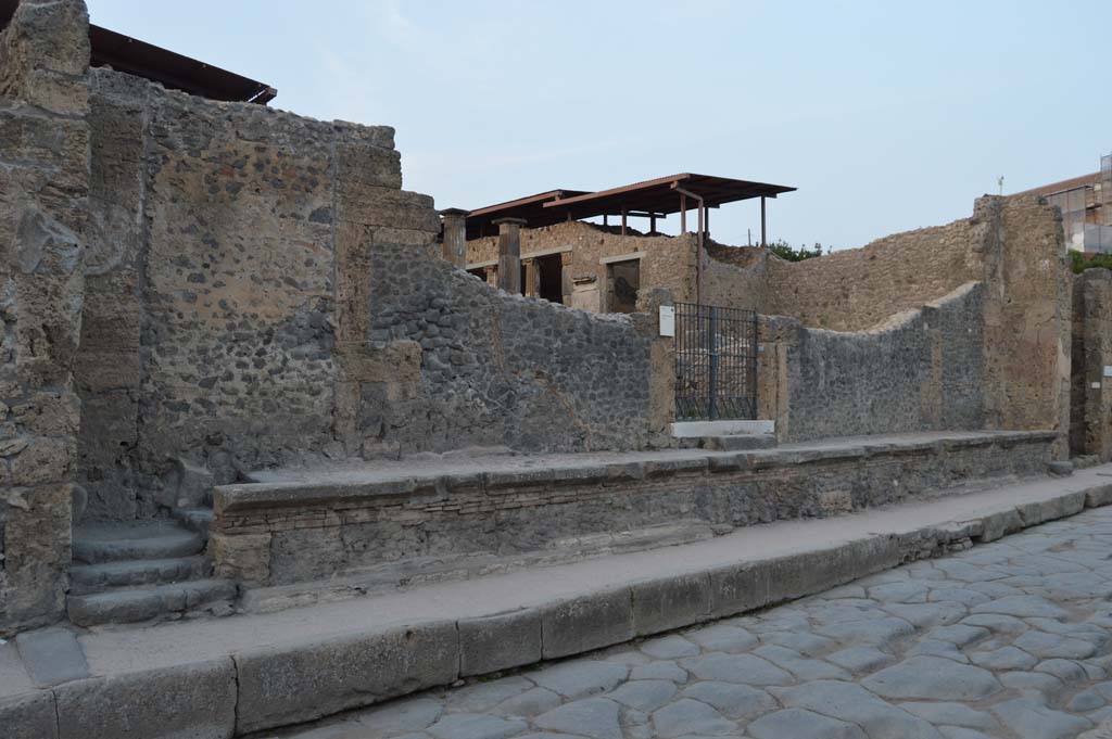 IX.1.20 Pompeii. October 2017. Looking east towards podium outside front street façade.
Foto Taylor Lauritsen, ERC Grant 681269 DÉCOR.
