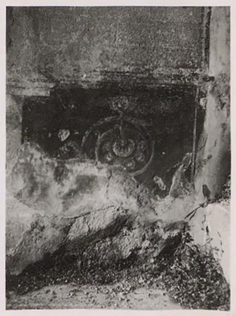 IX.1.22 Pompeii. Pre-1943. 
Room 7, painted decoration from zoccolo panel on east and west wall. Photo by Tatiana Warscher.
See Warscher, T. Codex Topographicus Pompeianus, IX.1. (1943), Swedish Institute, Rome. (no.122a), p. 207.
