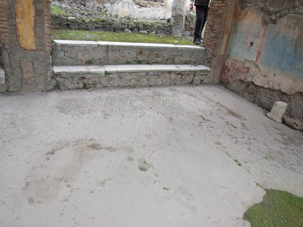 IX.1.22 Pompeii. December 2007. Room 7, decorated floor in tablinum.  According to Bragantini, the floor was made of cocciopesto with shapes delineated by white tesserae.
The diamond shapes formed a net design, and in the centre of each diamond was a small tesserae cross shape.
