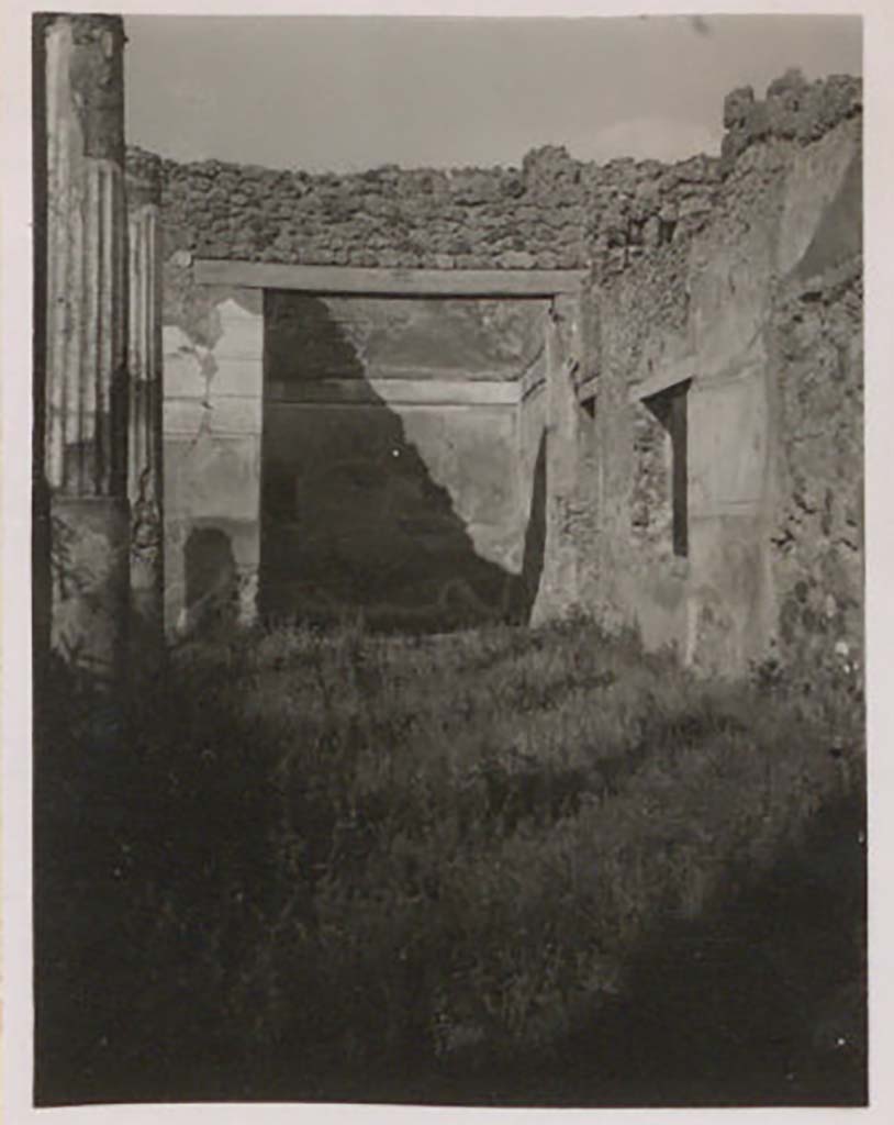 IX.1.22 Pompeii. Pre-1943.
Room 24, looking north towards oecus/triclinium 25, along east side of second peristyle. Photo by Tatiana Warscher.
See Warscher, T. Codex Topographicus Pompeianus, IX.1. (1943), Swedish Institute, Rome. (no.155), p. 270.