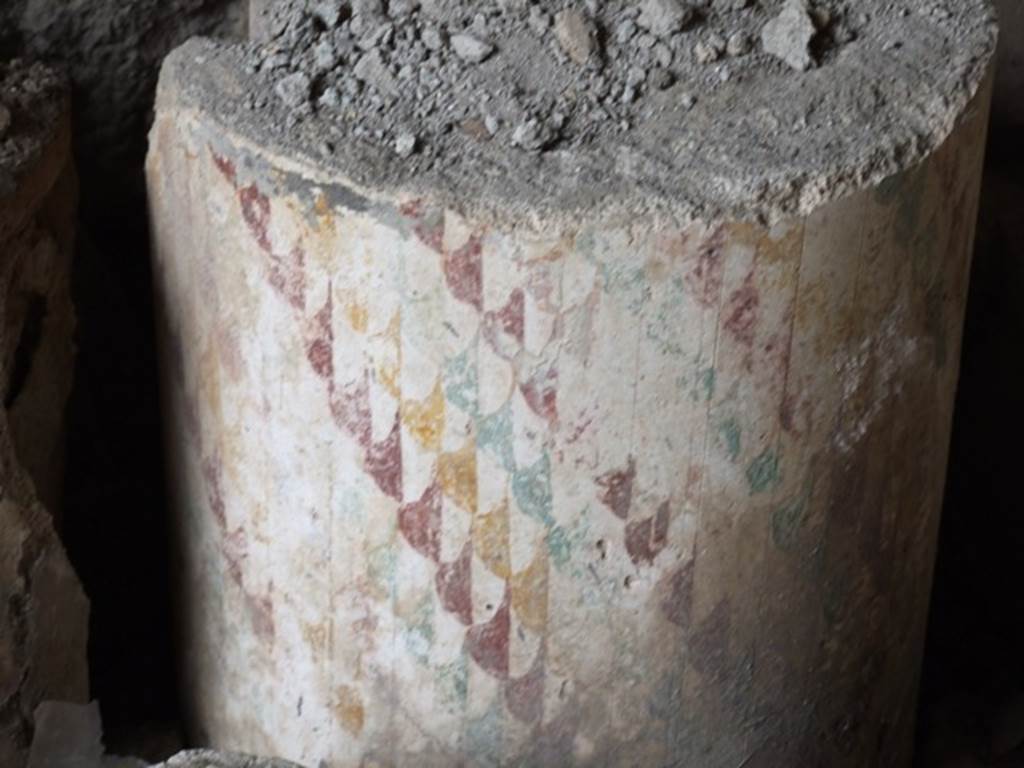 IX.1.22 House of M. Epidi Sabini. December 2007. Room 25. Remains of painted decoration on pedestal or column.