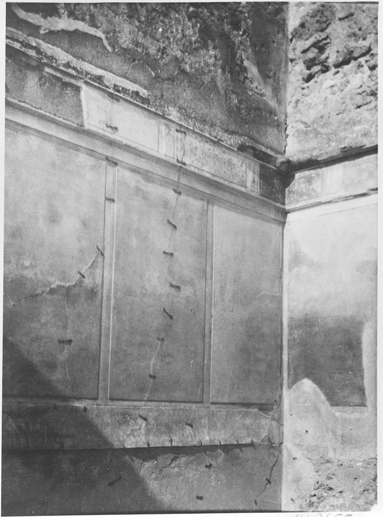 IX.1.22 Pompeii. 1941 photo by Tatiana Warscher.
Room 25, west wall of room in north-east corner of peristyle.
DAIR 79.1985. Photo © Deutsches Archäologisches Institut, Abteilung Rom, Arkiv.