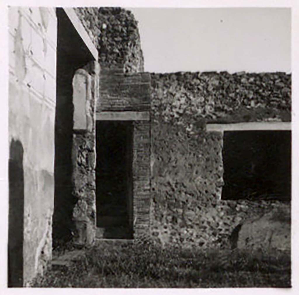 IX.1.22 Pompeii. Pre-1943. Photo by Tatiana Warscher.
North-east corner of second peristyle, with steps to upper floor, and window of room 28.
See Warscher, T. Codex Topographicus Pompeianus, IX.1. (1943), Swedish Institute, Rome. (no.157), p. 274.