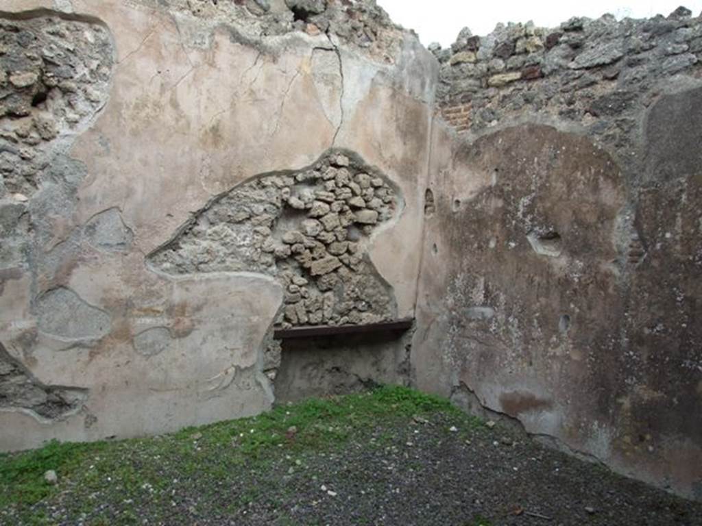 IX.1.22 Pompeii. December 2007. Room 28, north-east corner with recess.