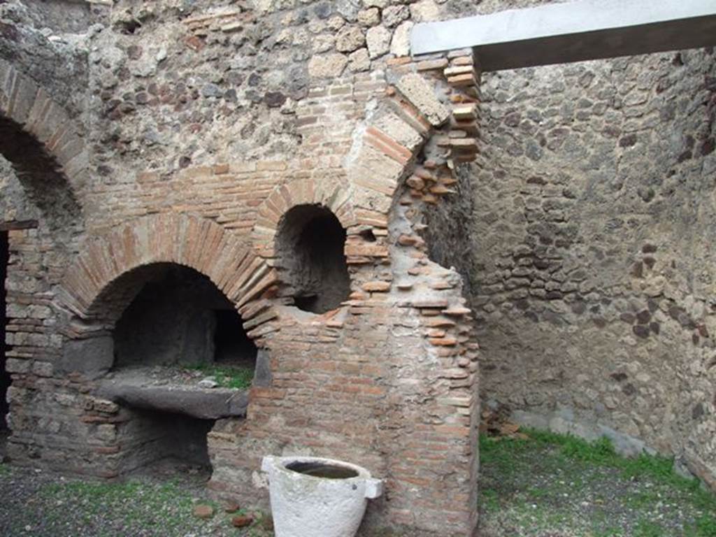 IX.1.22 House of M. Epidi Sabini. December 2007. Room 29. Private bakery area. Oven.