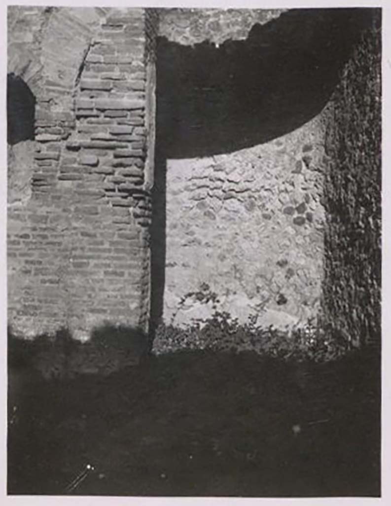 IX.1.22 Pompeii. Pre-1943.
Room 29, north-east area of private bakery area, next to oven, on left. Photo by Tatiana Warscher.
See Warscher, T. Codex Topographicus Pompeianus, IX.1. (1943), Swedish Institute, Rome. (no.162), p. 278.