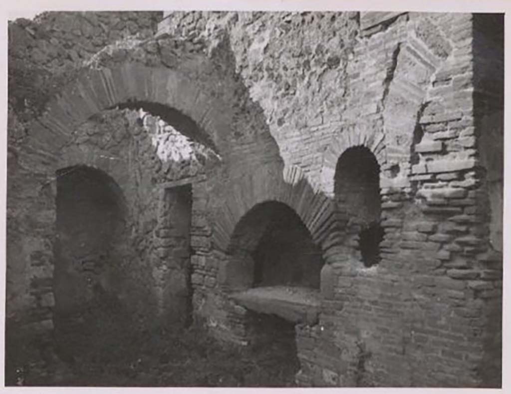 IX.1.22 Pompeii. Pre-1943. Room 29, bakery, on the left is the arched alcove with the cistern mouths. Photo by Tatiana Warscher.
See Warscher, T. Codex Topographicus Pompeianus, IX.1. (1943), Swedish Institute, Rome. (no.160), p. 276.