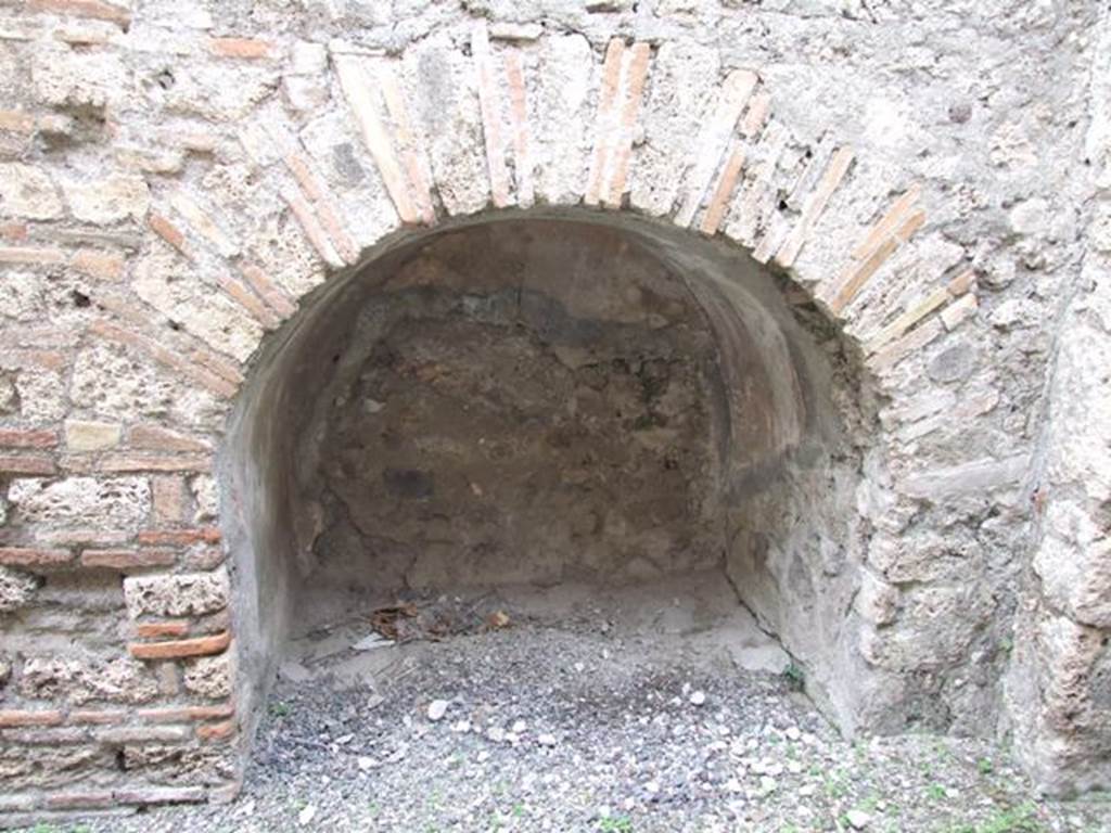 IX.1.22 Pompeii. December 2007. Room 29, small arch recess in bakery area, under stairs to upper floor area.