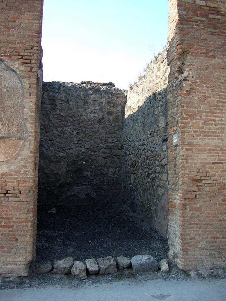 IX.1.23 Pompeii. September 2005. Entrance, looking north from Via dell�Abbondanza.
In August 1858, graffiti found between IX.1.23 and IX.1.24, on the right pilaster were

CN Cn(aeum) Helvium
aed(ilem)  d(ignum)  r(ei)  p(ublicae)  o(ro)  v(os)  f(aciatis)  dignus
est     [CIL IV 1075]

L(ucium)  P(opidium) L(uci)  f(ilium)   [CIL IV 1076]

On the east wall of the shop, a graffito was found in August 1858 reading

Iudiciis  Augusti  Augustae  feliciter
nobis  salvis  felices  sumus
perpetuo    [CIL IV 1074]

See Pagano, M. and Prisciandaro, R., 2006. Studio sulle provenienze degli oggetti rinvenuti negli scavi borbonici del regno di Napoli.  Naples: Nicola Longobardi.  (p. 175)
For CIL IV 1074, See Varone, A. and Stefani, G., 2009. Titulorum Pictorum Pompeianorum, Rome: L�erma di Bretschneider, (p.378). 
This is now conserved in Naples Archaeological Museum, inventory number 4664.
