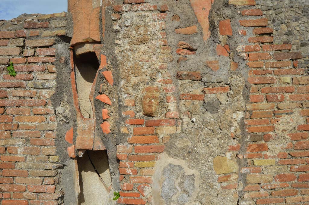 IX.2.2, on left, and IX.2.3, on right. March 2018. 
Central pilaster with downpipe. In the centre of the pilaster is a small terracotta face.
Foto Taylor Lauritsen, ERC Grant 681269 D�COR.
