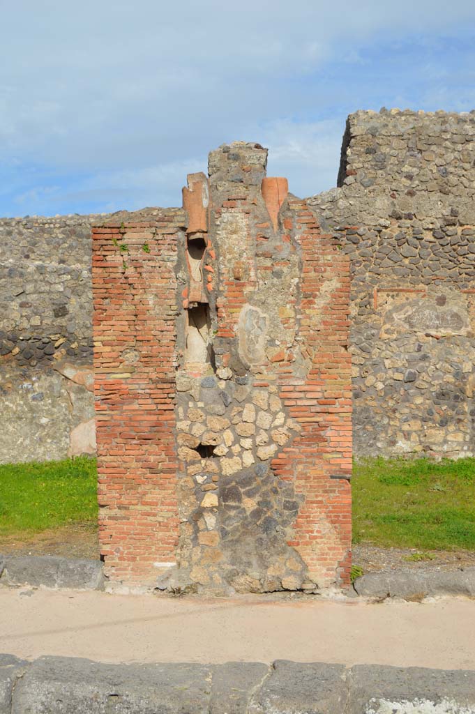 IX.2.3 Pompeii, on right. March 2018. 
Looking east to pilaster with downpipes between IX.2.2, on left, and IX.2.3, on right. 
Foto Taylor Lauritsen, ERC Grant 681269 D�COR.
