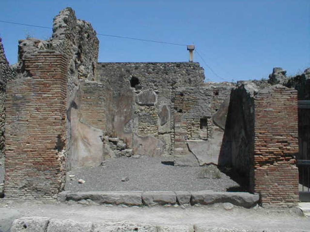 IX.2.9 Pompeii. May 2005. Entrance, looking east on Via Stabiana.

In March 1848, found painted in red on the pilaster on the right, between IX.2.9 and IX.2.10, were
C(aium)  Calventium
II v(irum)  i(ure)  d(icundo)  Chlorus  rog(at)    [CIL IV 921]

Cn(aeum)  Helvium  Sabinum
[�]  o(ro)  v(os)  f(aciatis)    [CIL IV 922]

See Pagano, M. and Prisciandaro, R., 2006. Studio sulle provenienze degli oggetti rinvenuti negli scavi borbonici del regno di Napoli.  Naples : Nicola Longobardi.  (p.164)
