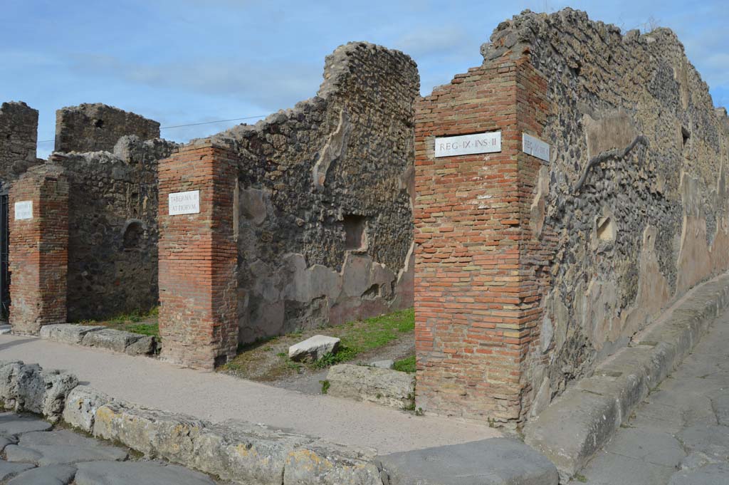 IX.2.11 Pompeii, on left, and IX.2.12, in centre. October 2018. Looking north on east side of Via Stabiana, with Vicolo di Balbo, on right.
Foto Taylor Lauritsen, ERC Grant 681269 D�COR.

