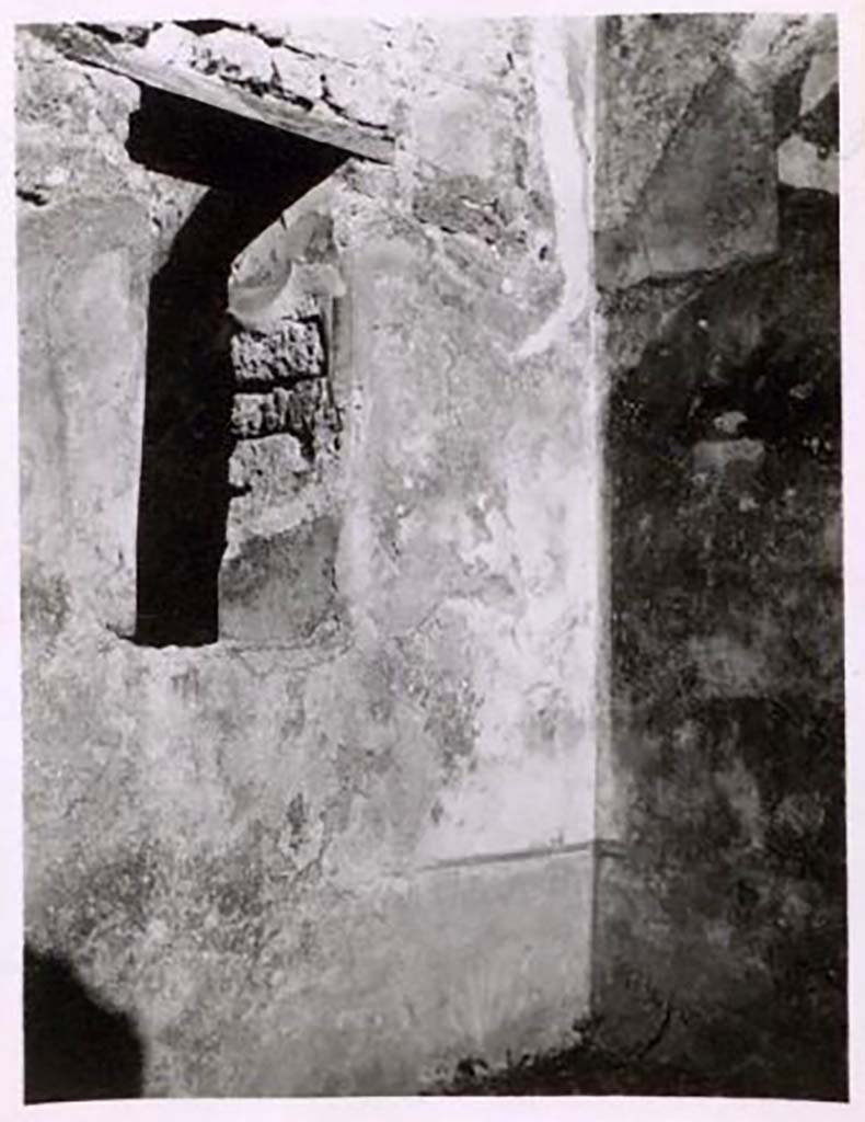 IX.2.12 Pompeii. Pre-1943. Photo by Tatiana Warscher.
Warscher described this photo as �The internal window which gave light to laboratory �h�.
Fiorelli described the room �h� as a courtyard, so presumably this is a photo from the small room (latrine?), room �i�.
See Warscher, T. Codex Topographicus Pompeianus, IX.2. (1943), Swedish Institute, Rome. (no.42.), p. 101.
