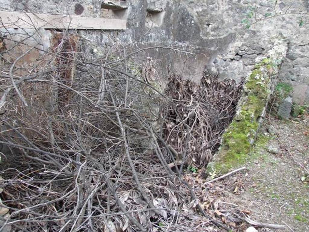 IX.2.16 Pompeii. December 2007. Looking towards small room, and kitchen, on the right, to the west of entrance at IX.2.15.
.
