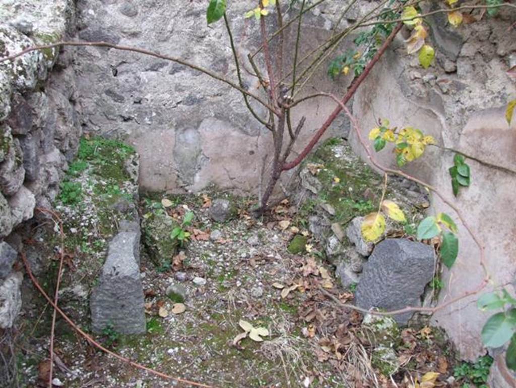IX.2.16. Pompeii.  December 2007.  Remains of three sided structure against west wall at south side of peristyle garden area.