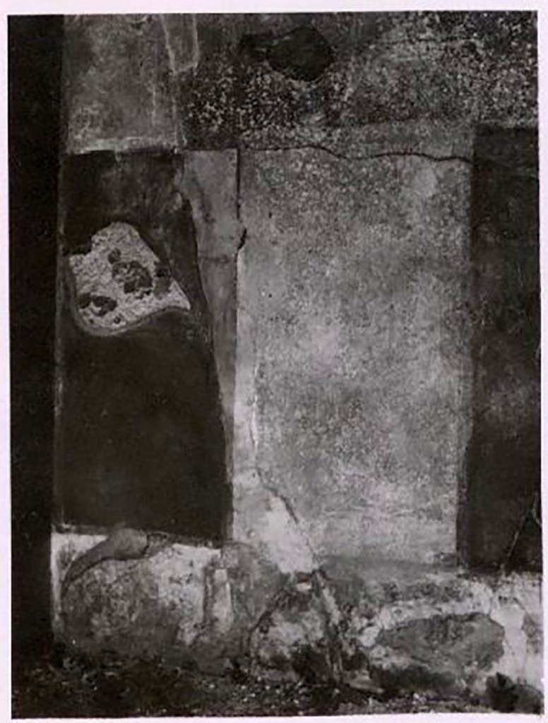 IX.2.18 Pompeii. Pre-1943. Room 10, north wall of cubiculum or triclinium. Photo by Tatiana Warscher.
According to Warscher, this is a photo of all that remains of the painting.
See Warscher, T. Codex Topographicus Pompeianus, IX.2. (1943), Swedish Institute, Rome. (no.109.), p. 188.