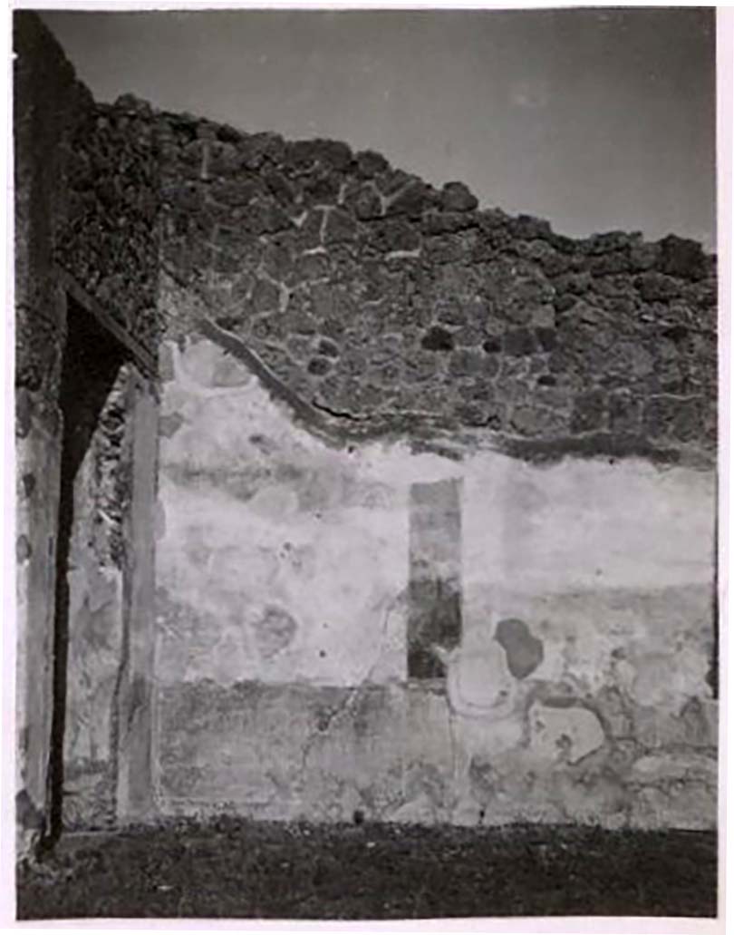 IX.2.18 Pompeii. Pre-1943. Photo by Tatiana Warscher.
Room 1, north wall of the atrium (north-west corner) with traces of IV Style wall decoration.
On the left is the doorway into Corridor 13, leading to garden area 11.
See Warscher, T. Codex Topographicus Pompeianus, IX.2. (1943), Swedish Institute, Rome. (no.101.), p. 180.