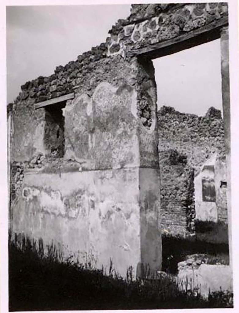 IX.2.21 Pompeii. Pre-1943. Looking north-west across garden area. Photo by Tatiana Warscher.
According to Warscher �
This photo was taken from the pseudo-peristyle: they had constructed a room in the west part. 
Through the doorway one sees the north wall of room 13 with the wretched remains of a painting.
See Warscher, T. Codex Topographicus Pompeianus, IX.2. (1943), Swedish Institute, Rome. (no.116.), p. 197.
