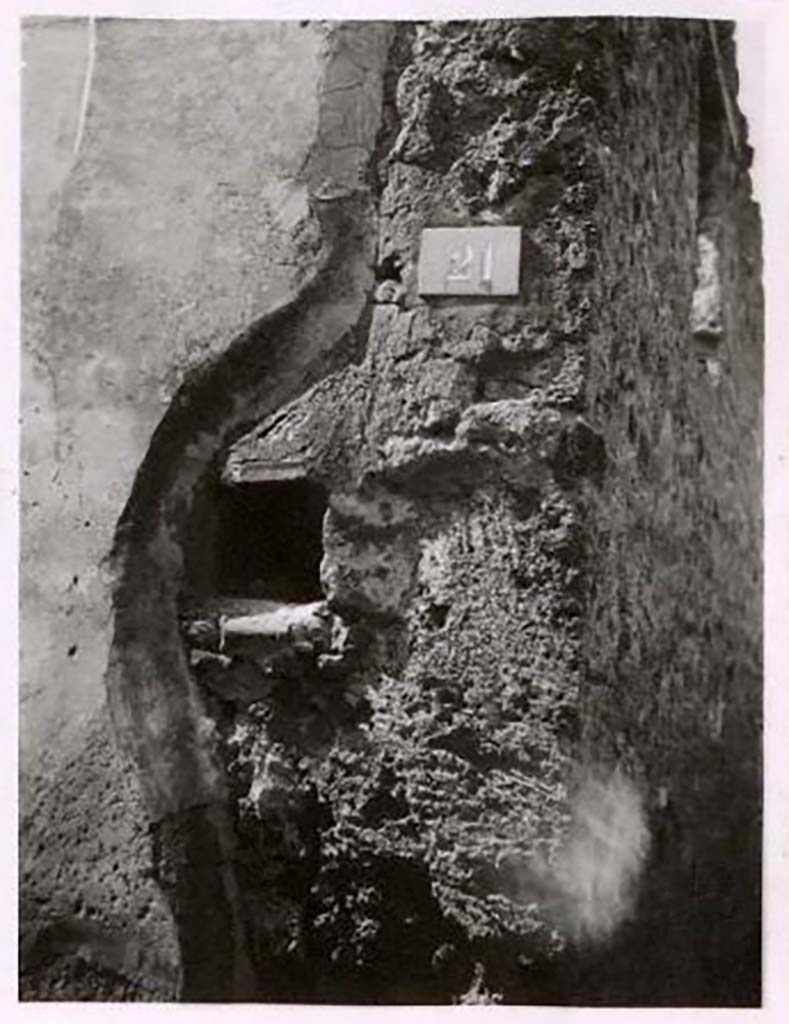 IX.2.21 Pompeii. Pre-1943. Photo by Tatiana Warscher.
According to Warscher � this photo is of a hole for barring the entrance doorway.
See Warscher, T. Codex Topographicus Pompeianus, IX.2. (1943), Swedish Institute, Rome. (no.113.), p. 193.
