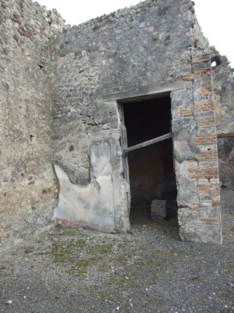 IX.2.21 Pompeii. March 2009. Doorway to room 2, from atrium. According to Bragantini, to the east of this doorway the dado would have been seen to be low and red. The middle zone of the wall was colourless.
See Bragantini, de Vos, Badoni, 1986. Pitture e Pavimenti di Pompei, Parte 3. Rome: ICCD. (p.422, atrio �b�) 
