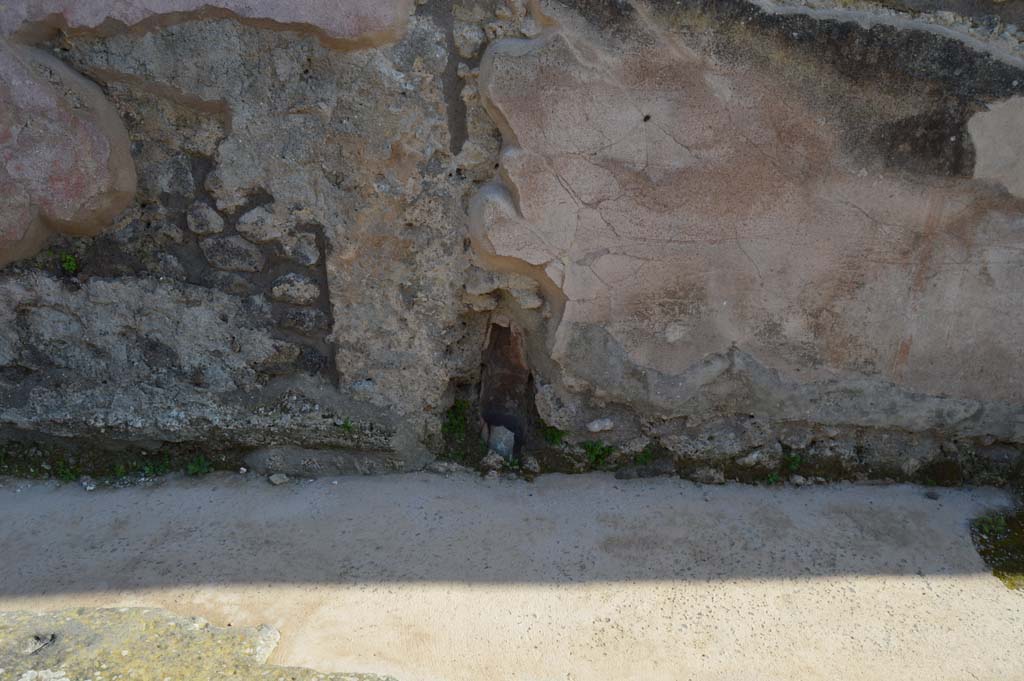 IIX.2.26 Pompeii. March 2019. 
Front façade, west side of entrance doorway, front wall between IX.2.26, on left, and IX.2.27, on right, at pavement level.
Foto Taylor Lauritsen, ERC Grant 681269 DÉCOR.


