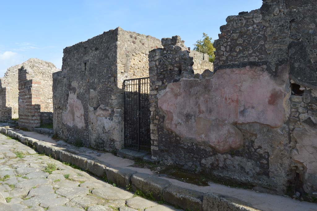 IX.2.26 Pompeii. March 2019. Looking south-east along roadway towards entrance doorway.
Foto Taylor Lauritsen, ERC Grant 681269 DÉCOR.
