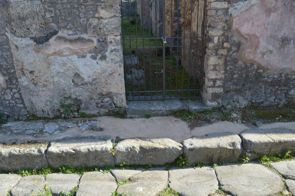 IX.2.26 Pompeii. March 2019. Looking south towards pavement outside entrance doorway.
Foto Taylor Lauritsen, ERC Grant 681269 DÉCOR.
