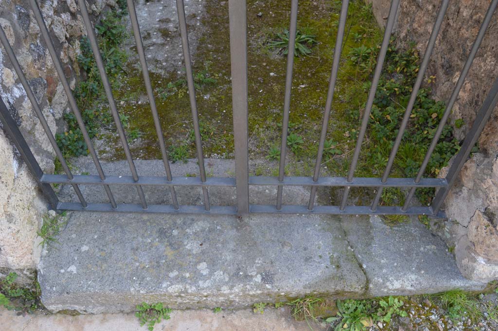 IX.2.26 Pompeii. March 2019. Looking south to threshold of entrance doorway. 
Foto Taylor Lauritsen, ERC Grant 681269 DÉCOR.

