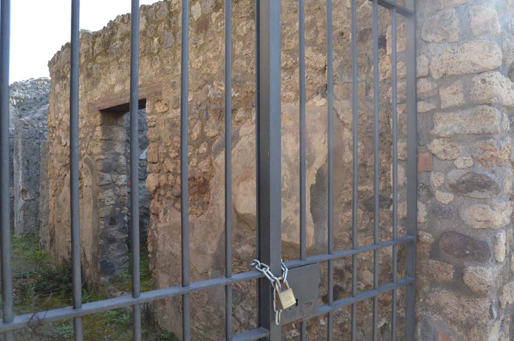 IX.2.26 Pompeii. March 2019. Looking towards west wall of entrance corridor/fauces, with doorway to kitchen.    
Foto Taylor Lauritsen, ERC Grant 681269 DÉCOR.
