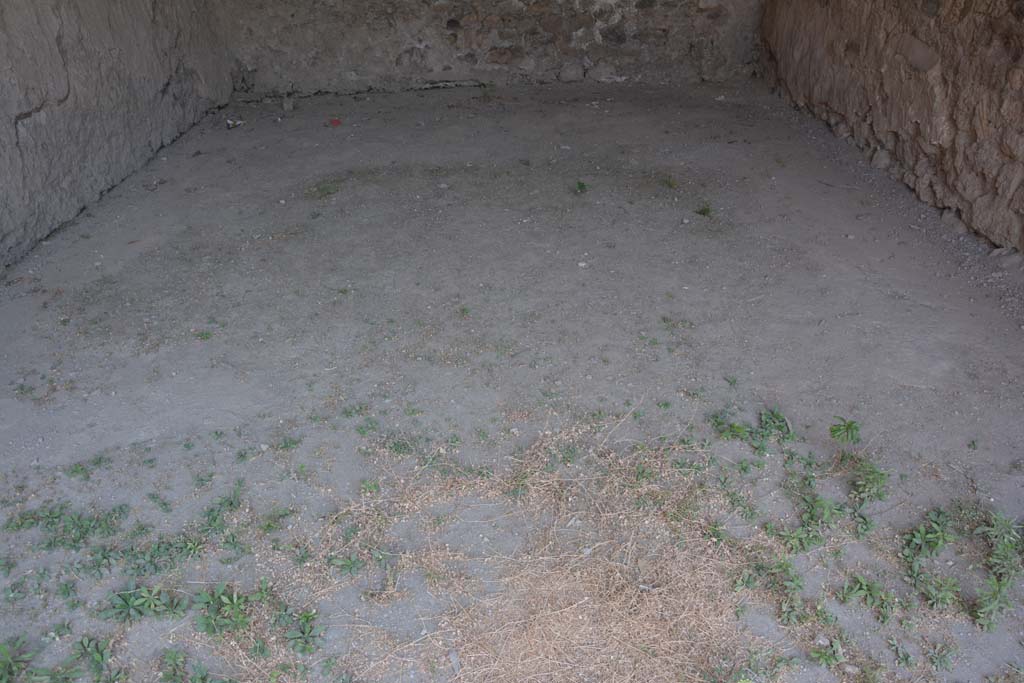 IX.2.27 Pompeii. July 2017. Floor in triclinium on north end of east side, with outline of shape for emblema.
Foto Annette Haug, ERC Grant 681269 DÉCOR.
