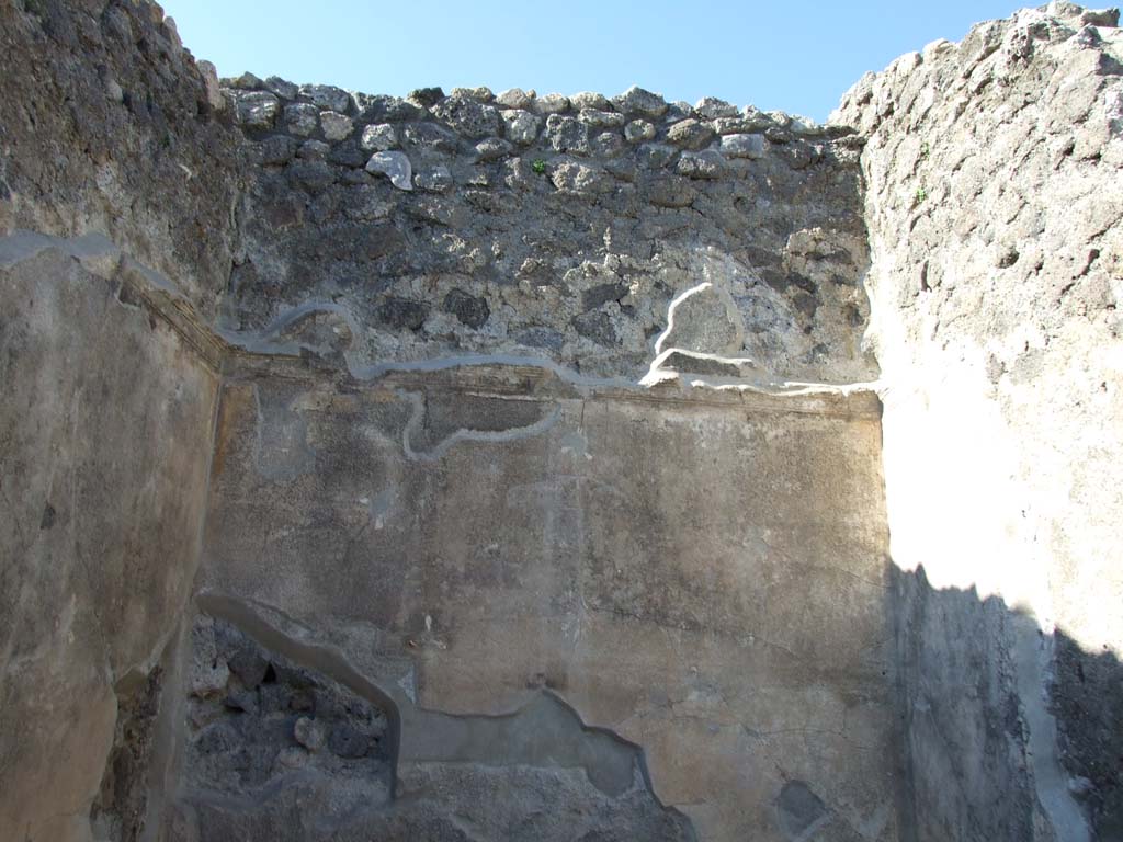IX.3.2 Pompeii. March 2009. Cubiculum on north side of former atrium. Plaster cornice on north wall.