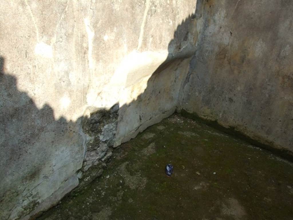 IX.3.5 Pompeii.  March 2009. Room 31, recess in south-east corner, against east wall.
The walls would have been painted with a high yellow dado.
