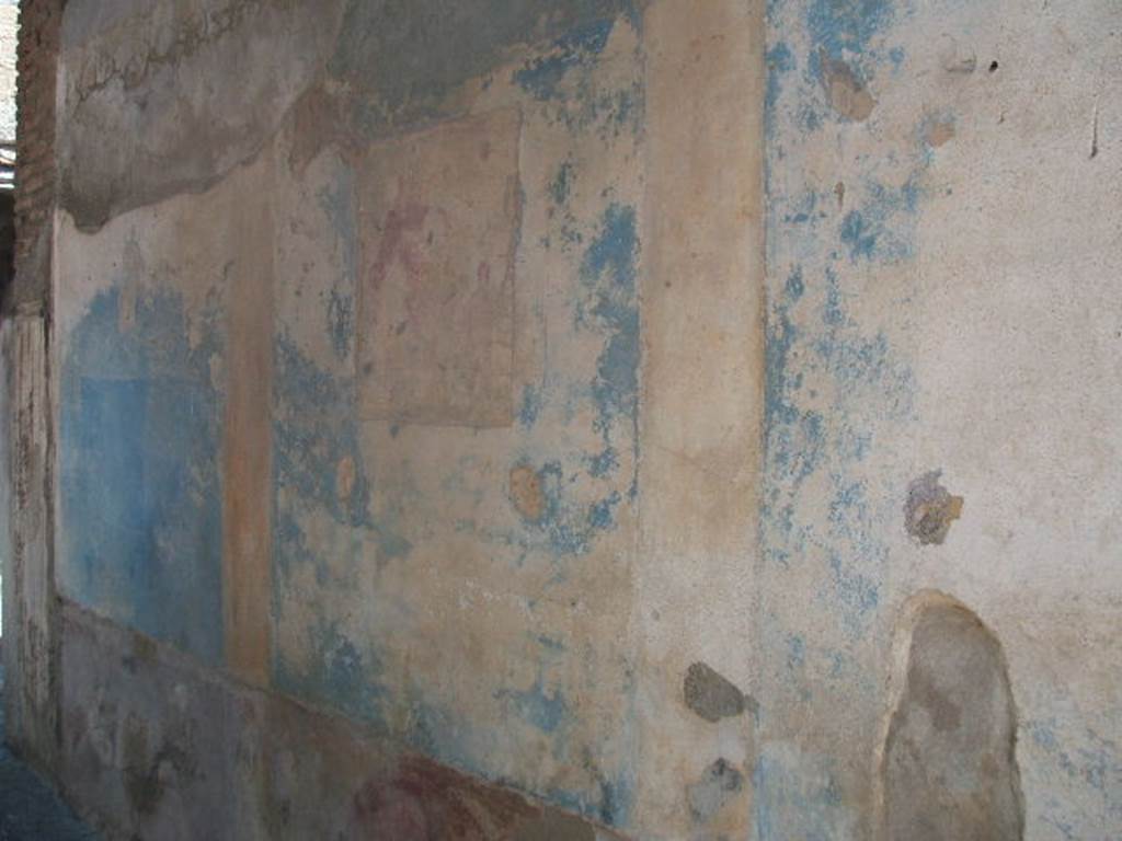 IX.3.5 Pompeii.    May 2005.  Room 1.  South side of entrance fauces.
