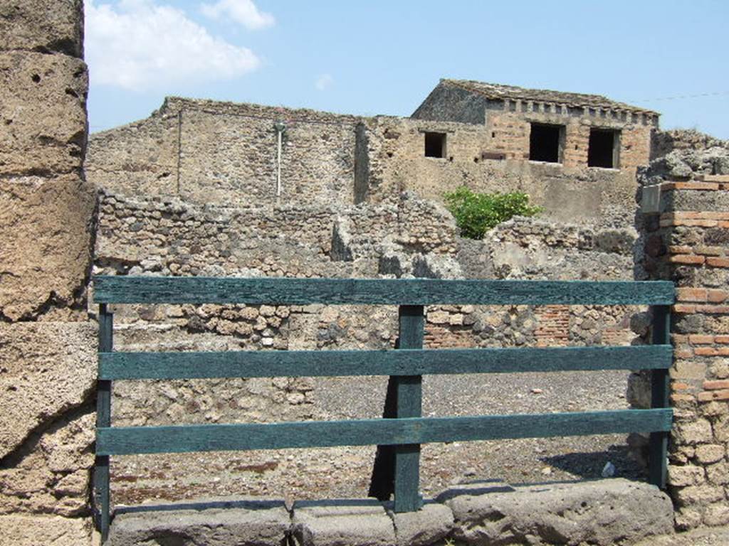 IX.3.11 Pompeii. May 2006. Entrance, looking north. On the right of the entrance, between IX.3.11 and IX.3.12, painted graffiti was found:
Proculus  rog(at)     [CIL IV 365].
See Della Corte, M., 1965.  Case ed Abitanti di Pompei. Napoli: Fausto Fiorentino. (p. 158)
