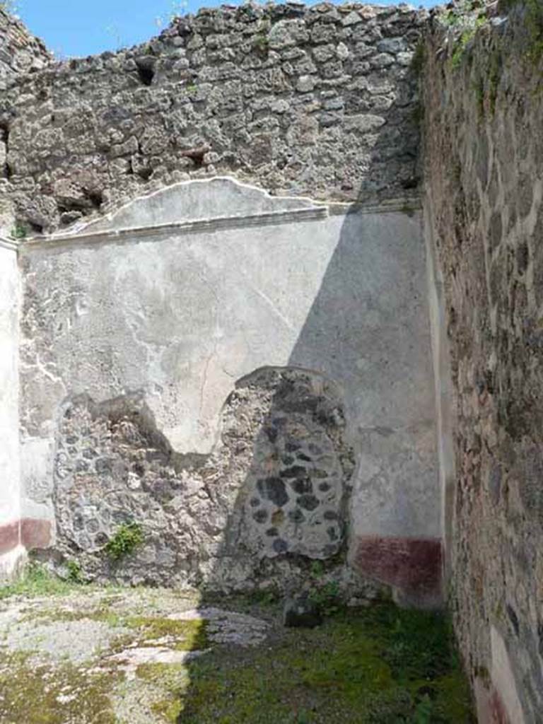 IX.3.12 Pompeii. May 2010. East wall of triclinium.