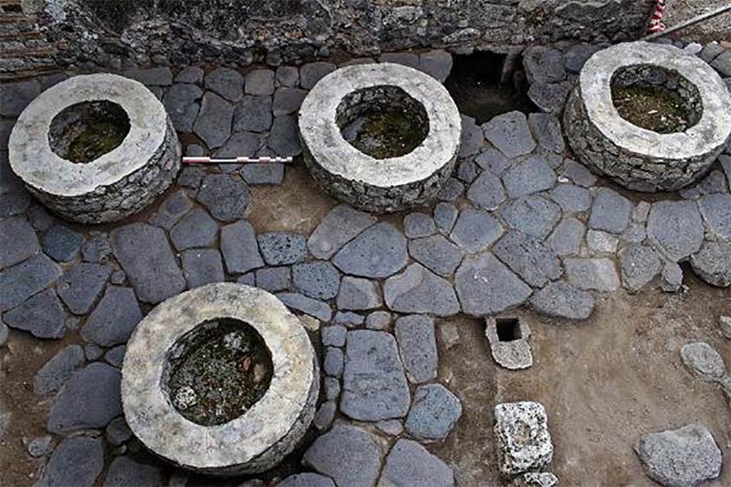 Fig. 66 � Pomp�i, boulangerie IX 3, 10-12 � Vue g�n�rale de la salle des meules.
On note la fosse ouverte dans le dallage, qui continue dans le mur m�ridional (vue du nord).
Clich� : A. Delvigne-Ryrko � EFR.
