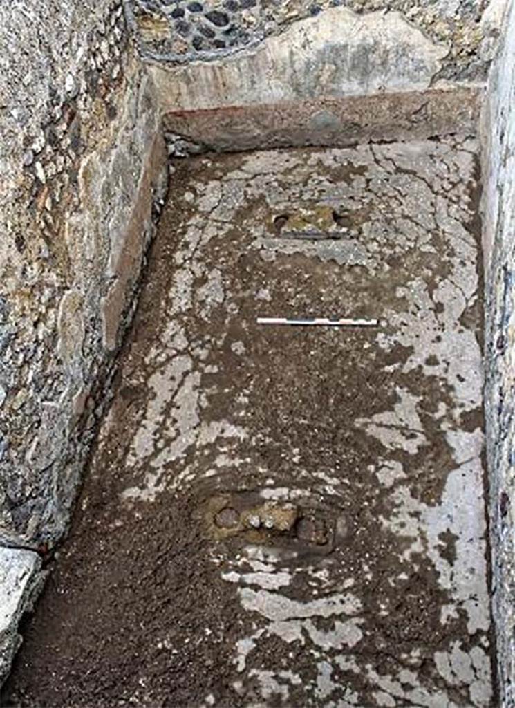 Fig. 68 � Pomp�i, boulangerie IX 3, 10-12 � Salle de fa�onnage, vue g�n�rale. 
Vue du sud.
Clich� : A. Delvigne-Ryrko � EFR.
