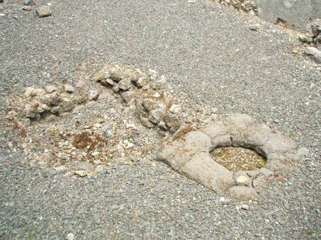 IX.3.13 Pompeii.   May 2005.  Impluvium and cistern in atrium.